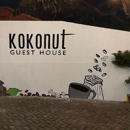 Kokonut Guesthouse Surabaya Exteriör bild