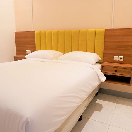 Kokonut Guesthouse Surabaya Exteriör bild