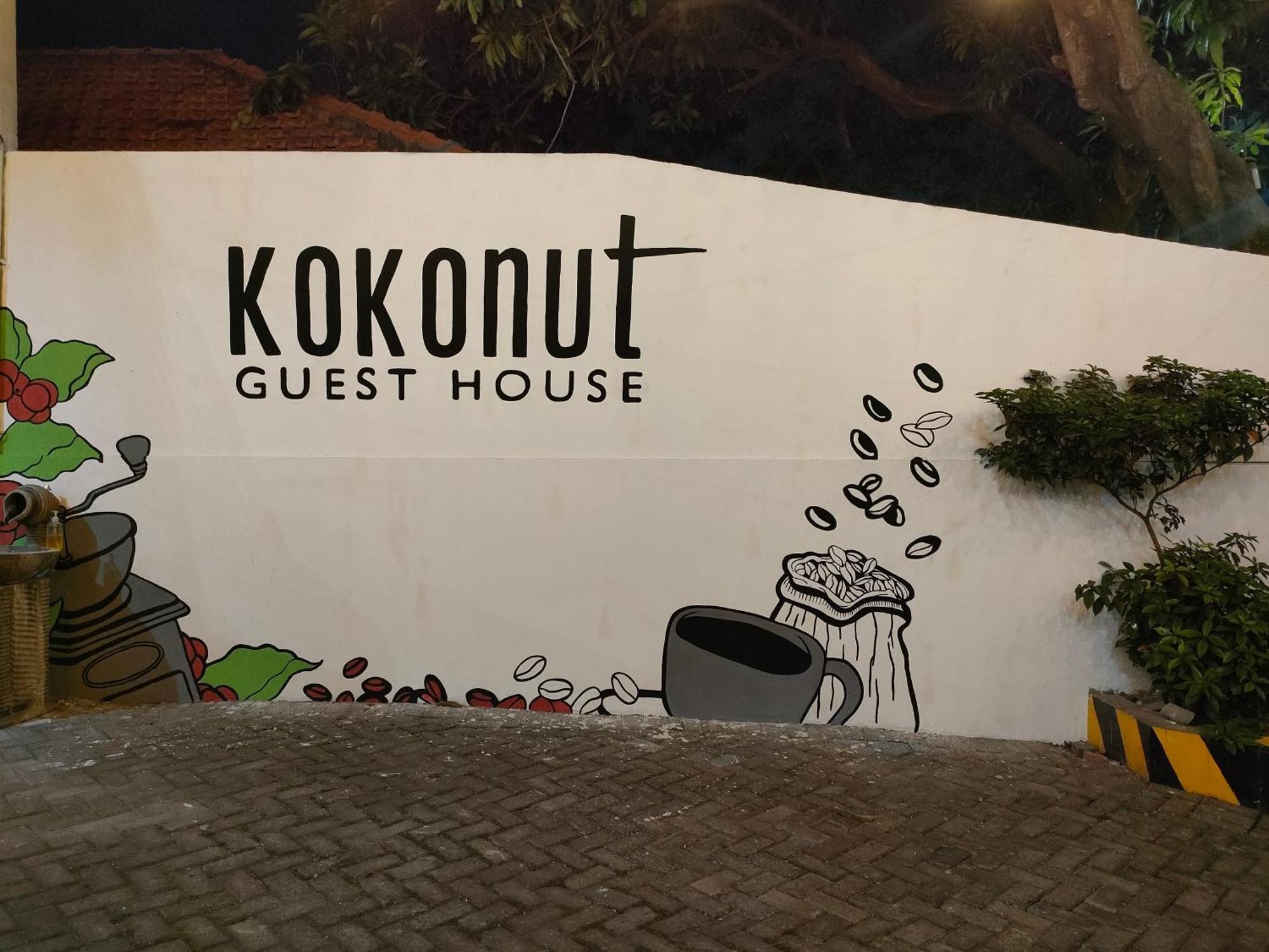 Kokonut Guesthouse Surabaya Exteriör bild