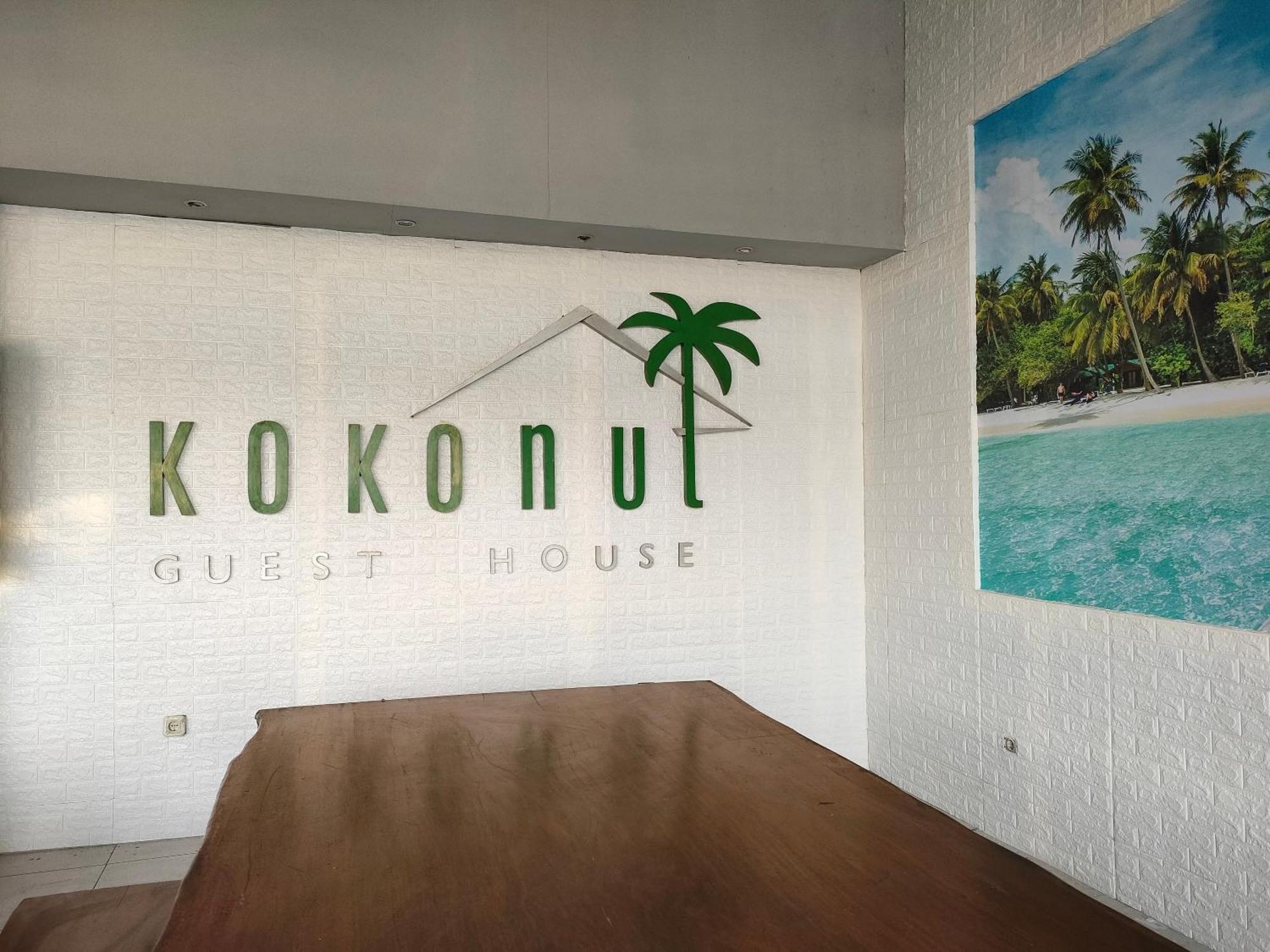 Kokonut Guesthouse Surabaya Exteriör bild