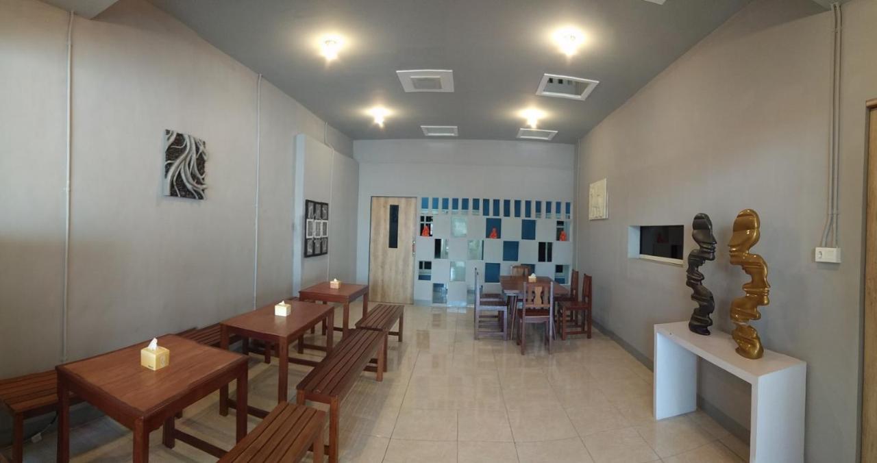 Kokonut Guesthouse Surabaya Exteriör bild