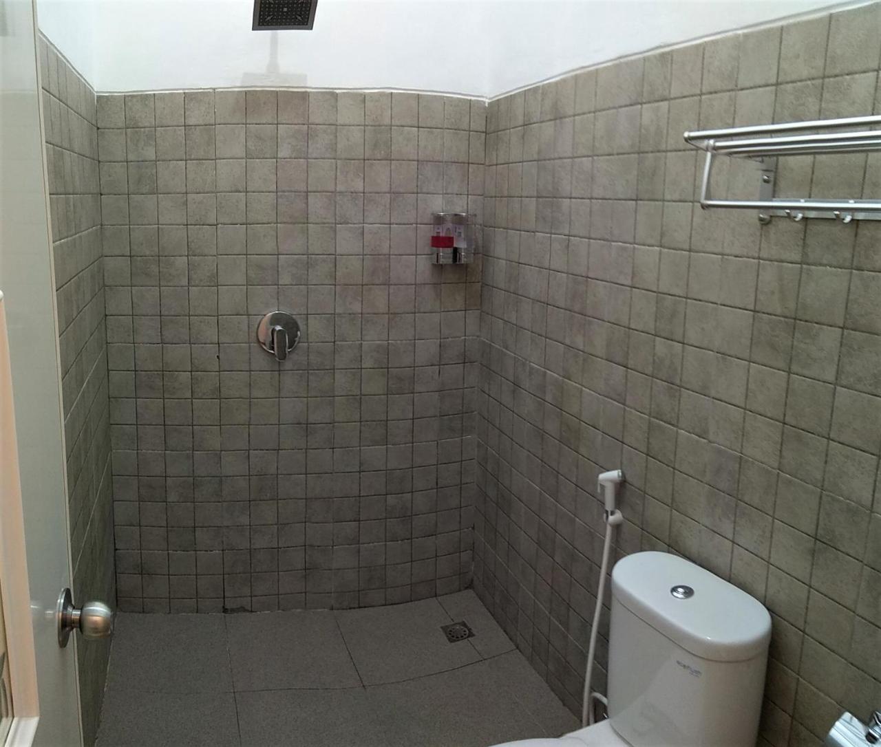 Kokonut Guesthouse Surabaya Exteriör bild