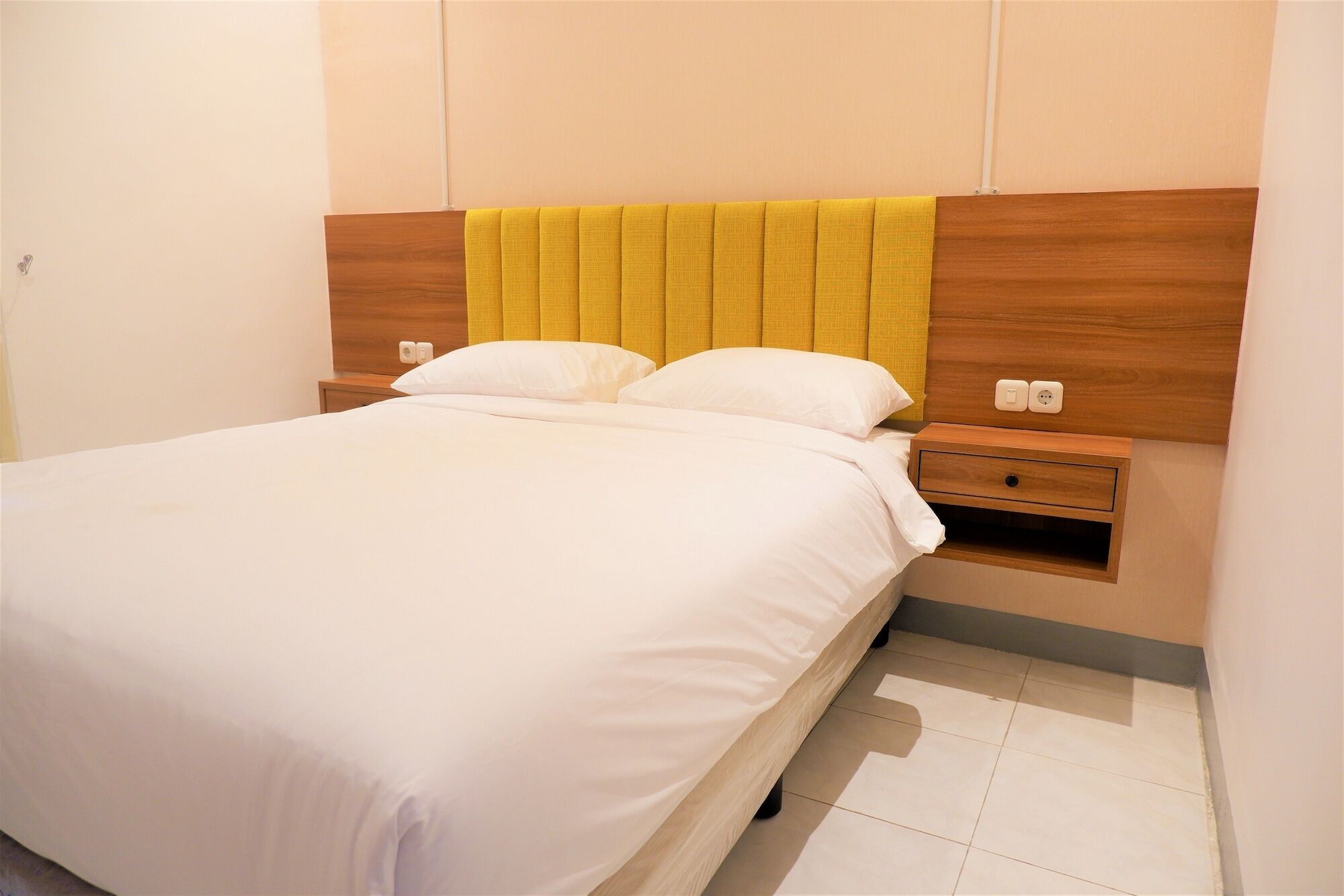 Kokonut Guesthouse Surabaya Exteriör bild
